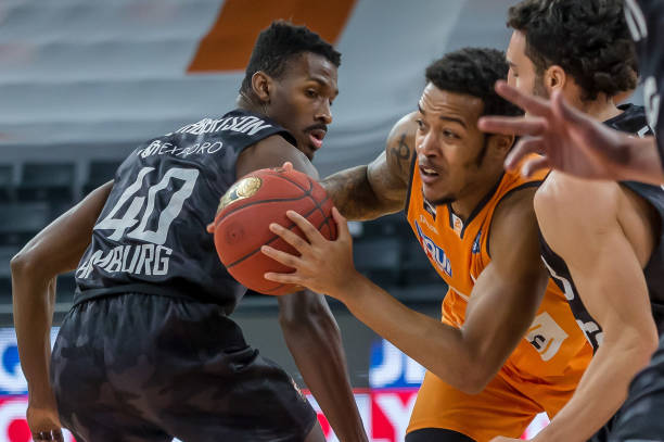 坚不可摧的 坚不可摧的